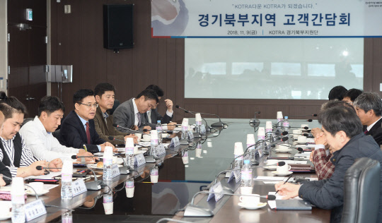 권평오 코트라 사장(왼쪽 아래에서 세번째)이 지난 9일 경기도 양주 경기섬유종합지원센터에서 경기북부지역 섬유패션 수출기업 간담회를 개최하고 수출현장을 점검했다. 권 사장이 간담회 참석 기업 애로사항에 대한 답변을 하고 있다. <코트라 제공>